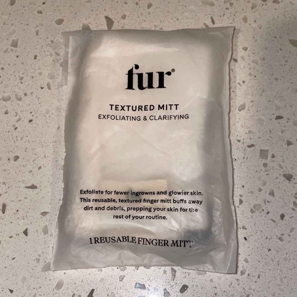 Fur textured mitt exfoliating & clarifying